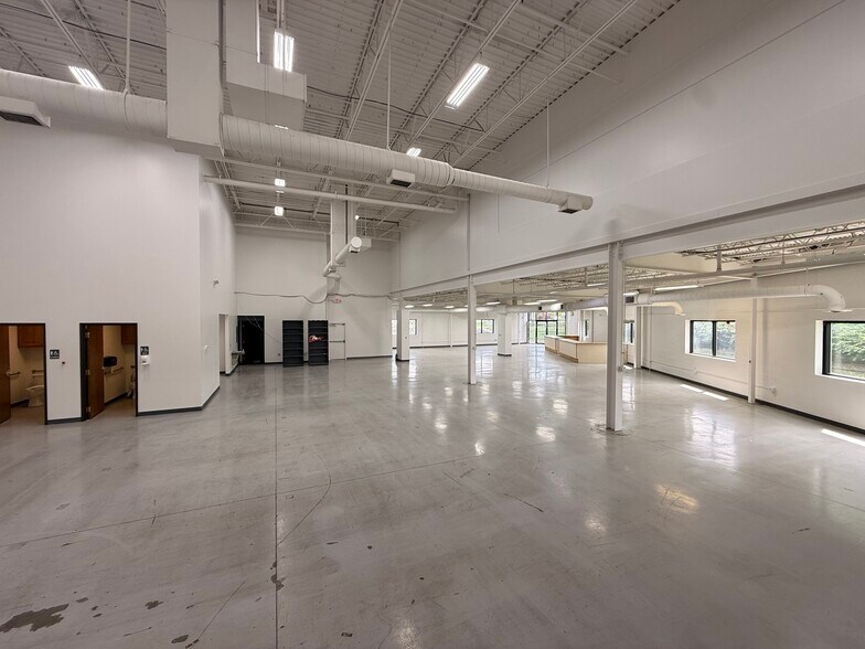 More Photos Of 7522-7528 E Pendleton Pike, Indianapolis Light Distribution For Sale
