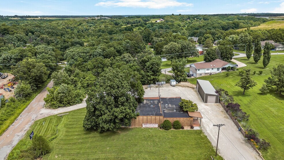 More Photos Of 1401 E Main St, Linn Flex For Sale