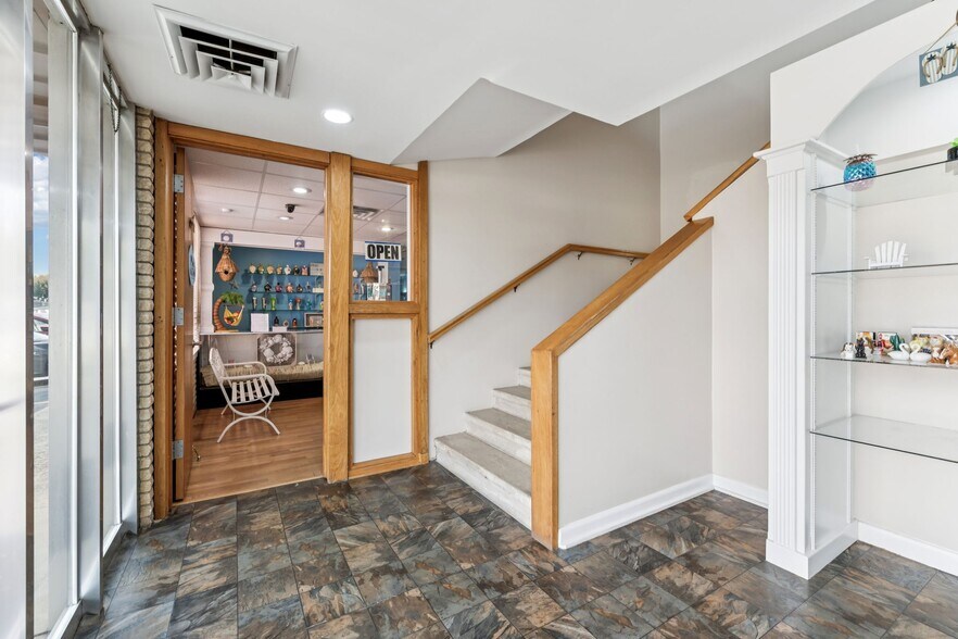 More Photos Of 506 College St W, Fayetteville Office For Sale