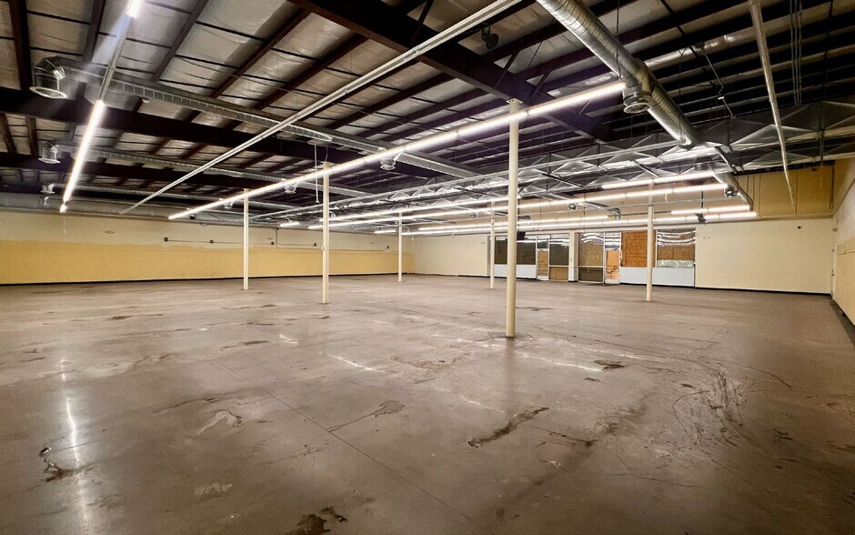 More Photos Of 6629 Airport Rd, Santa Fe Freestanding For Lease