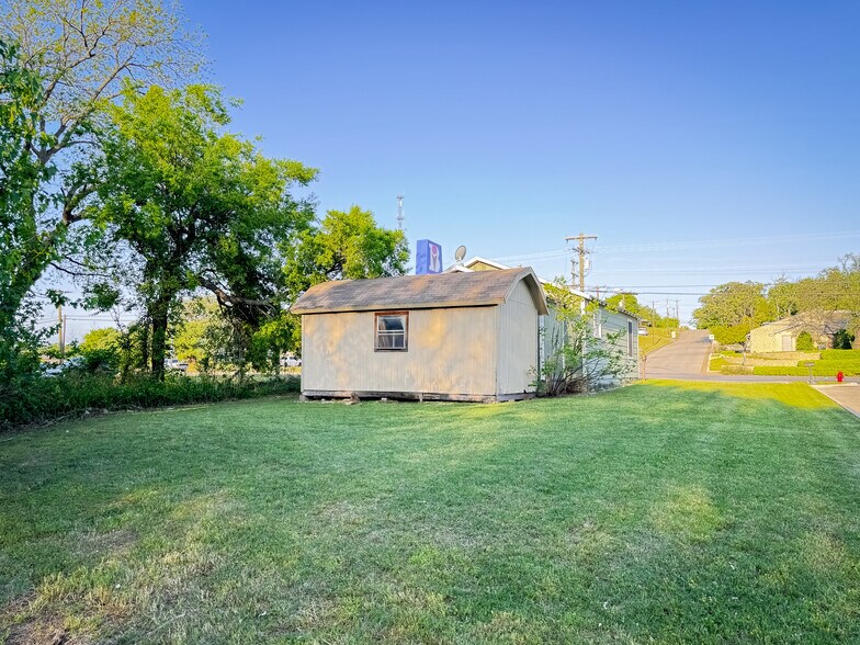More Photos Of 1419 S Main St, Weatherford Storefront Retail Office For Sale