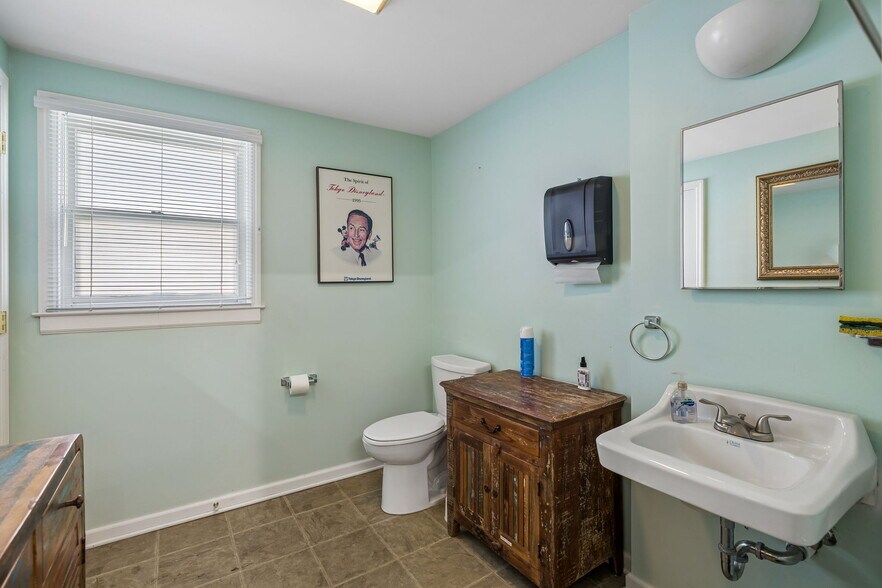 More Photos Of 206 S 11th St, Nashville Office For Sale