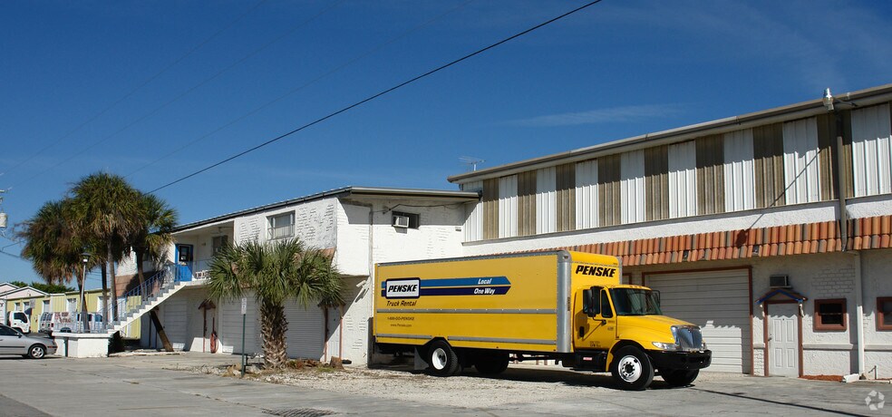 More Photos Of 5800 Houchin St, Naples Self Storage For Lease