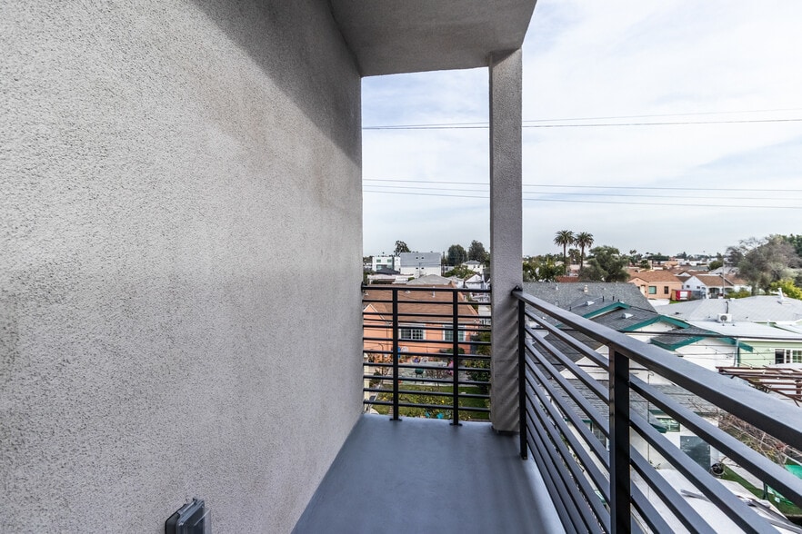 More Photos Of 1818 Thurman Ave, Los Angeles Apartments For Sale