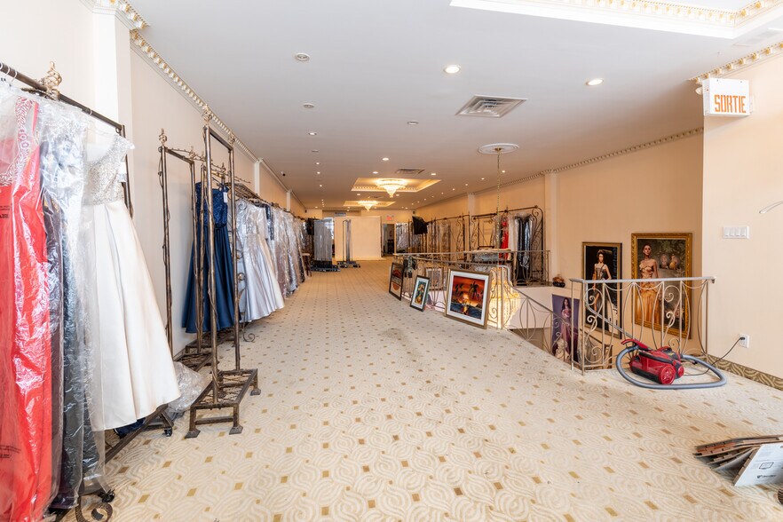 More Photos Of 6712 Saint-Hubert Rue, Montréal General Retail For Lease