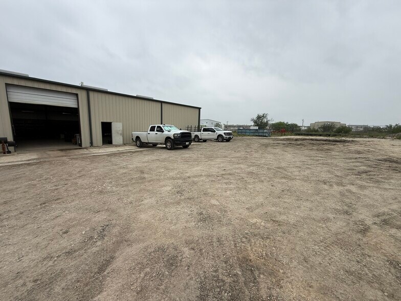 More Photos Of 115 Wyoming Blvd, Pleasanton Warehouse For Lease