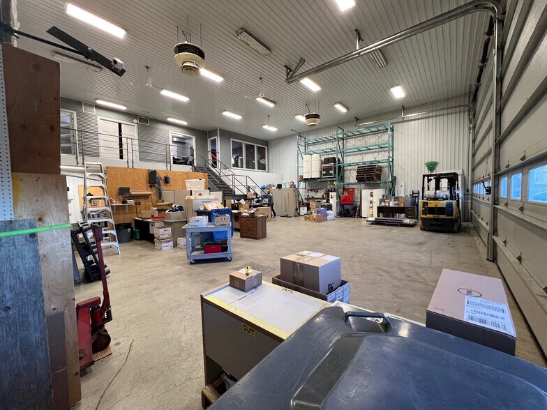 More Photos Of 2510 St De L'aéroport, Saint-mathieu-de-beloeil Airplane Hangar For Sale