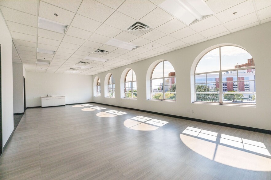 More Photos Of 1100-1120 Classen Dr, Oklahoma City Unknown For Lease