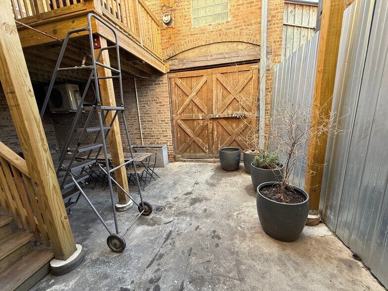 More Photos Of 1837 W Fulton St, Chicago Storefront Retail Residential For Lease