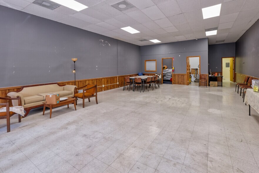 More Photos Of 110-112 Trinity St, Abbeville Storefront For Sale