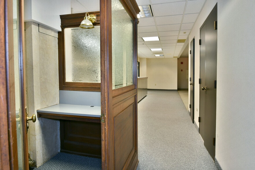 More Photos Of 108 Main Ave SW, Warren Office Residential For Lease