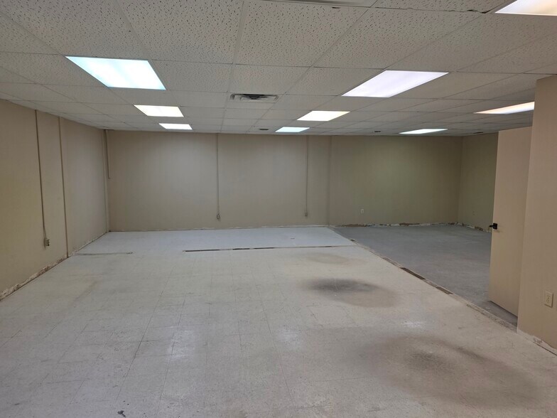 More Photos Of 307 W Rhapsody Dr, San Antonio Light Manufacturing For Lease