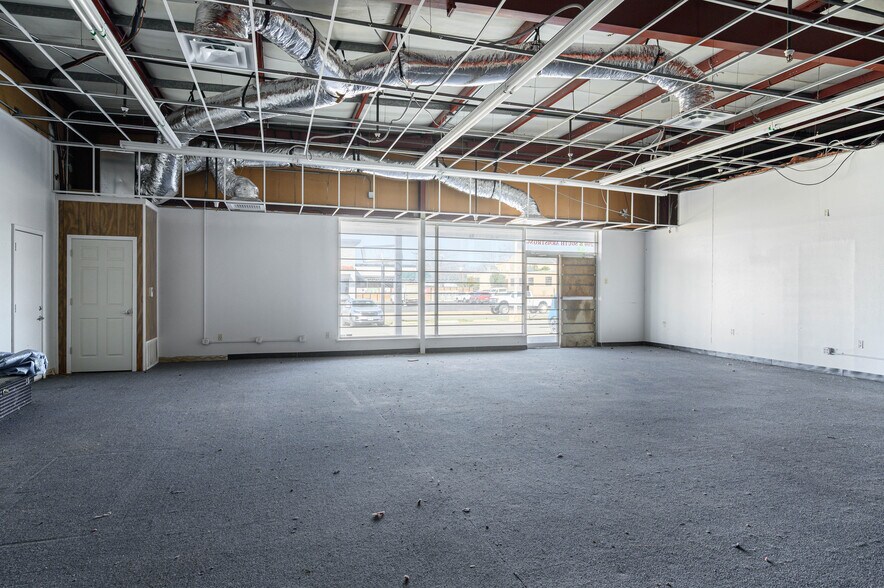 More Photos Of 200 S Armstrong Ave, Denison Storefront For Sale