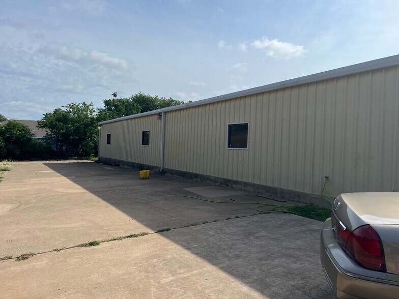 More Photos Of 223 W Danieldale Rd, Dallas Light Distribution For Sale