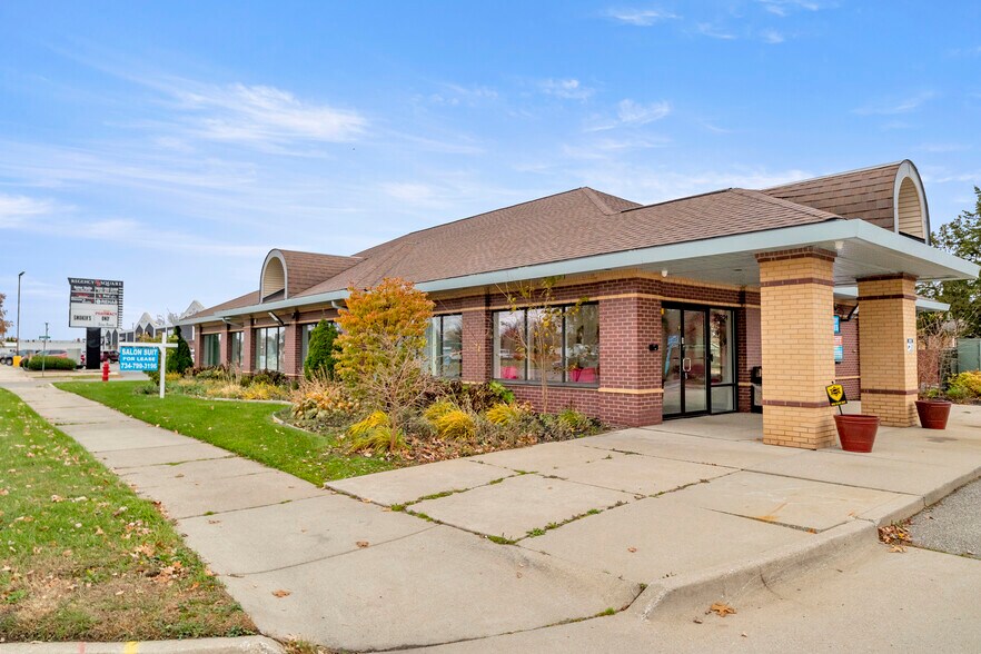 More Photos Of 27621 Warren Rd, Garden City Freestanding For Lease