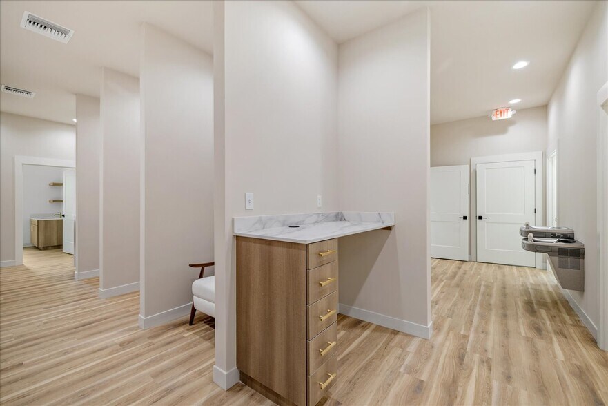 More Photos Of 2458 Mahan Dr, Tallahassee Medical For Lease