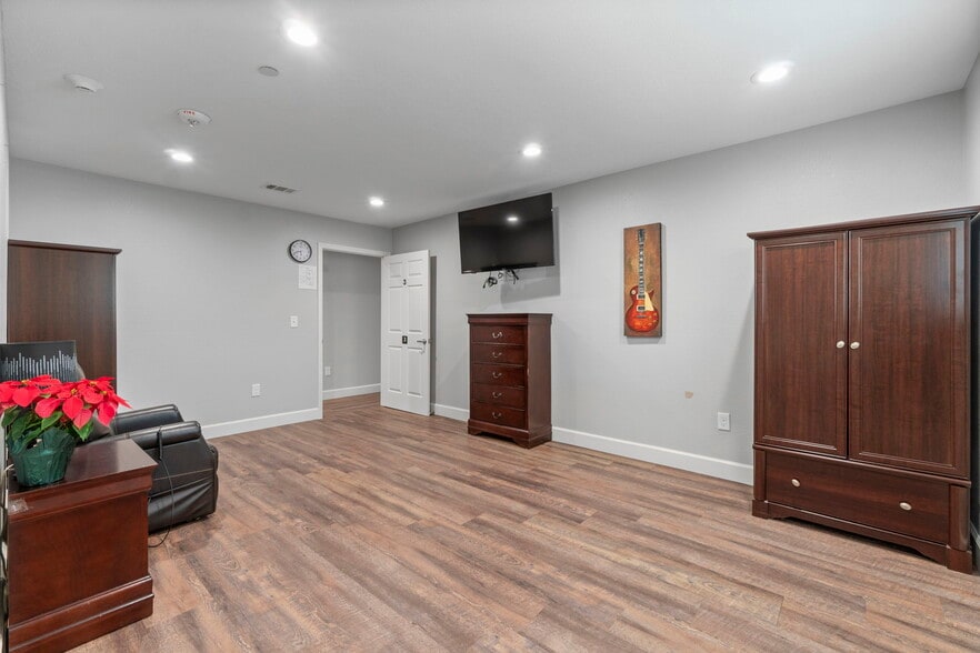 More Photos Of 1930 River Falls Dr, Kingwood Assisted Living For Sale