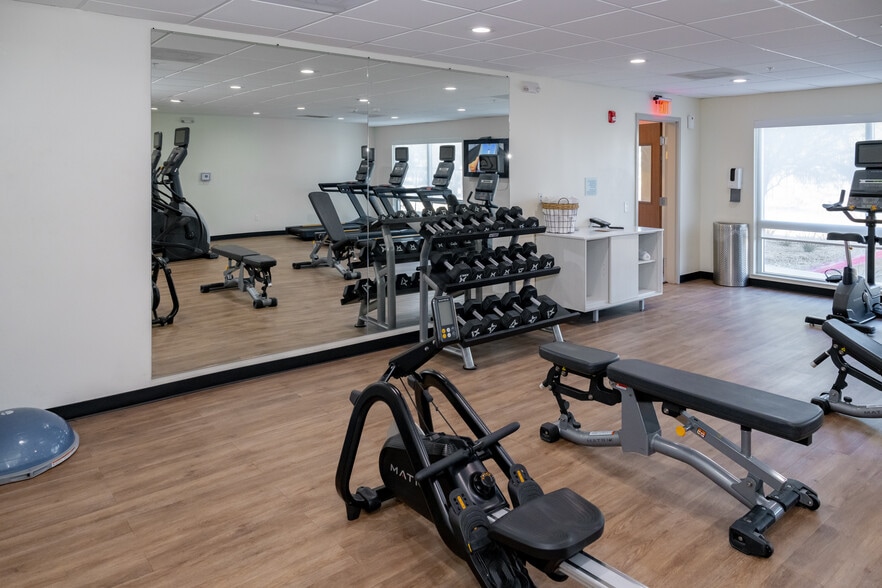 More Photos Of 650 W Wells St, Blythe Hotel For Sale