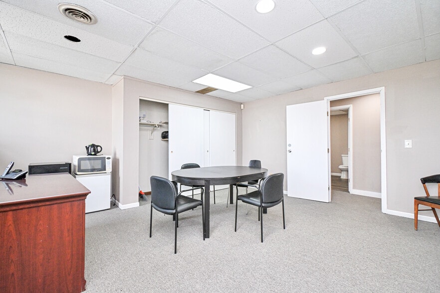 More Photos Of 8240 Clara Ave, Cincinnati Office For Sale