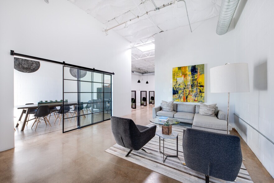 Primary Photo Of 2292 Vantage St, Dallas Showroom For Sale