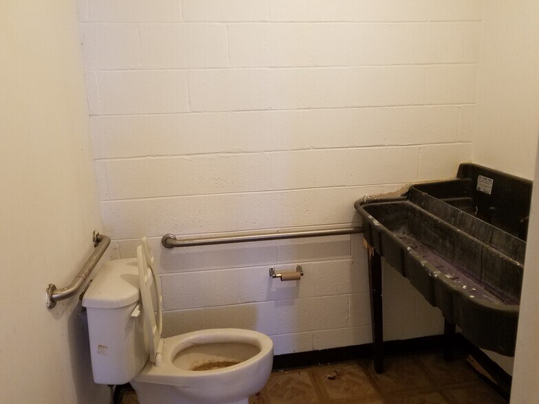 More Photos Of 700 Ritchie Rd, Capitol Heights Light Manufacturing For Lease