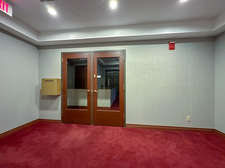 More Photos Of 200 S 6th St, Springfield Office For Lease