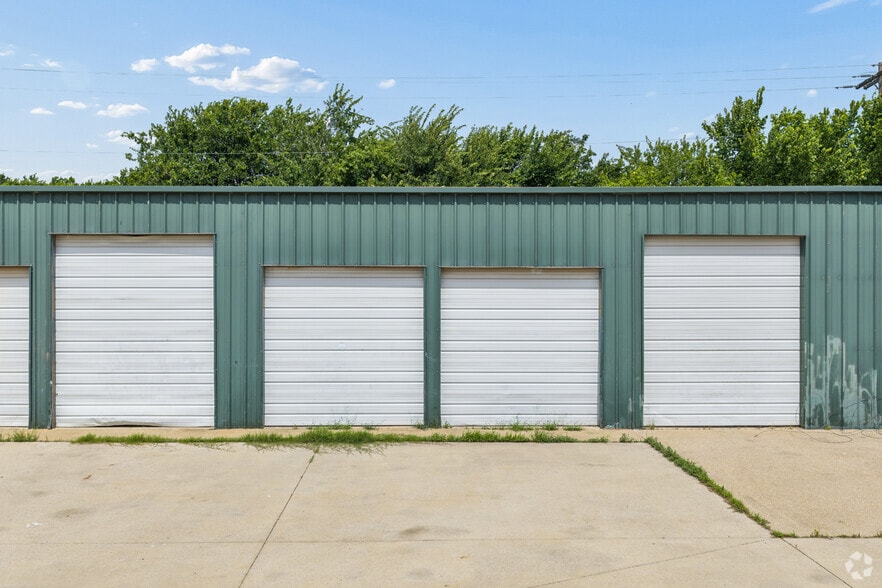 More Photos Of 308 Thomas Pl, Everman Warehouse For Sale