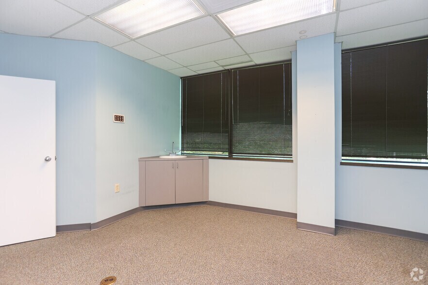 More Photos Of 3541 Randolph Rd, Charlotte Unknown For Lease