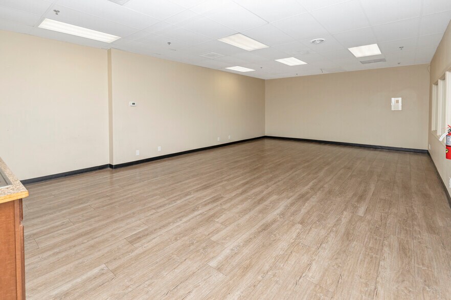 More Photos Of 333 W 18th St, Merced Office For Sale