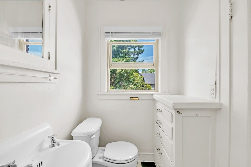 More Photos Of 2455 NW Quimby St, Portland Apartments For Sale