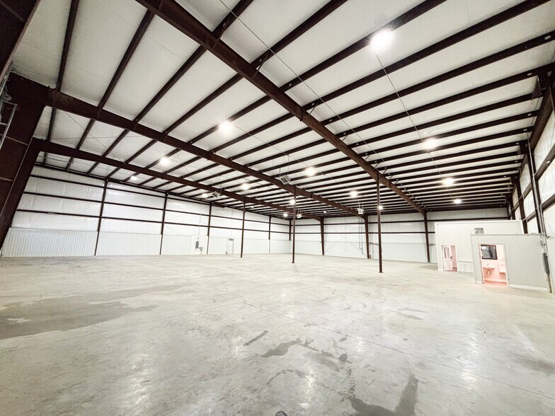 More Photos Of 2141 N Bristol Ln, Nixa Warehouse For Lease