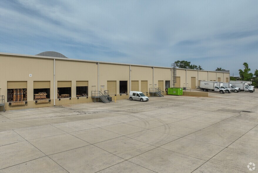 More Photos Of 2251 Lynx Ln, Orlando Warehouse For Lease