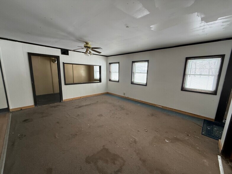 More Photos Of 358 S Oak St, Lone Rock Office For Sale