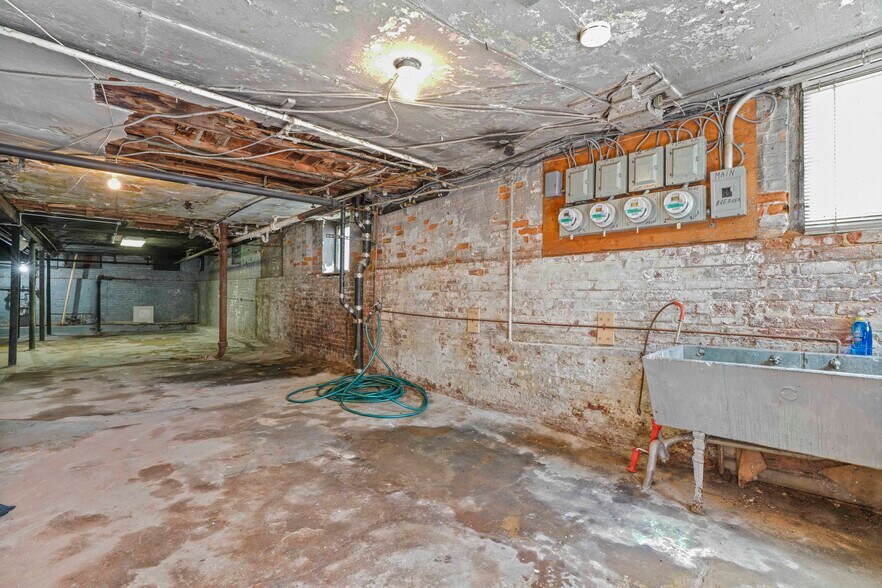 More Photos Of 6046 Putnam Ave, Ridgewood Apartments For Sale