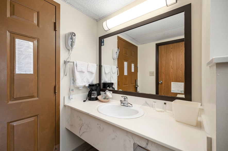 More Photos Of 2490 Green Mountain Dr, Branson Hotel For Sale