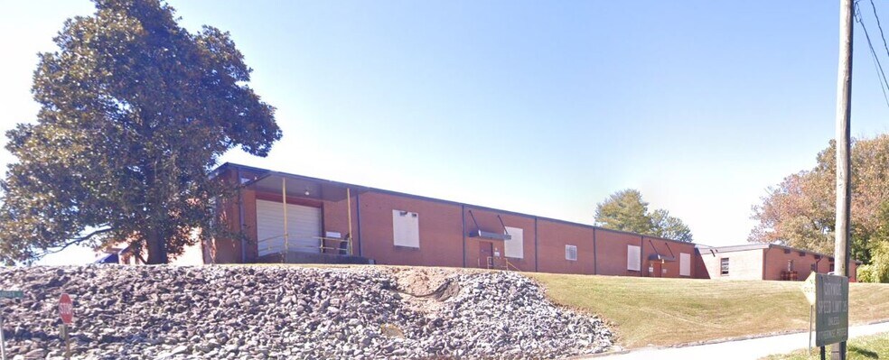 More Photos Of 1495 N Main St, Hendersonville Industrial For Lease