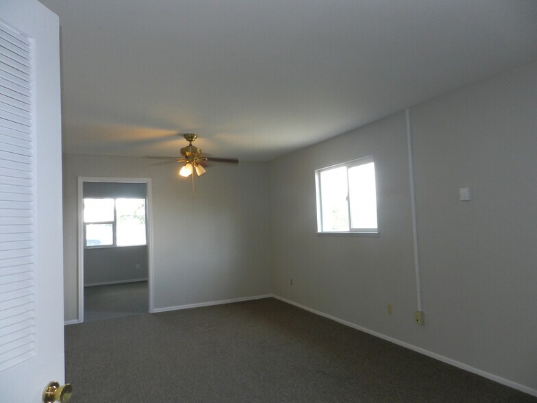 More Photos Of 445 Kristen Ct, Montrose Warehouse For Sale