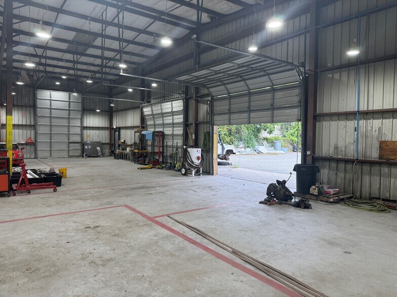 More Photos Of 2320 Air Park Rd, Charleston Warehouse For Lease