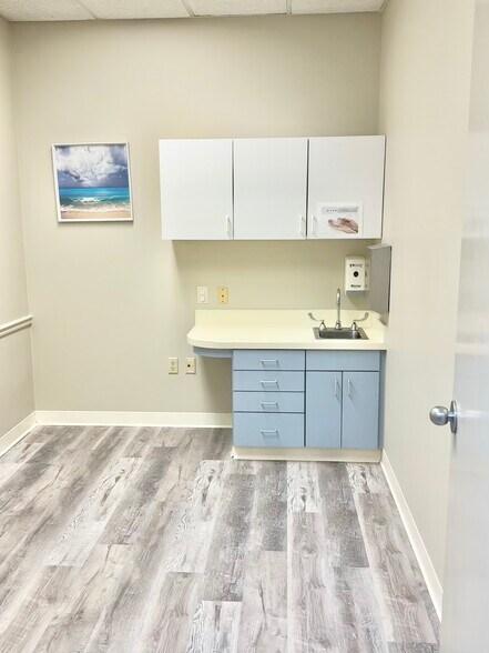 More Photos Of 130 N Gross Rd, Kingsland Medical For Sale