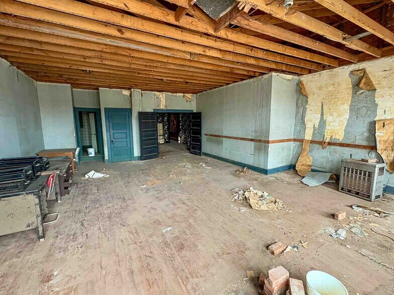 More Photos Of 216 W Randolph Ave, Enid General Retail For Sale
