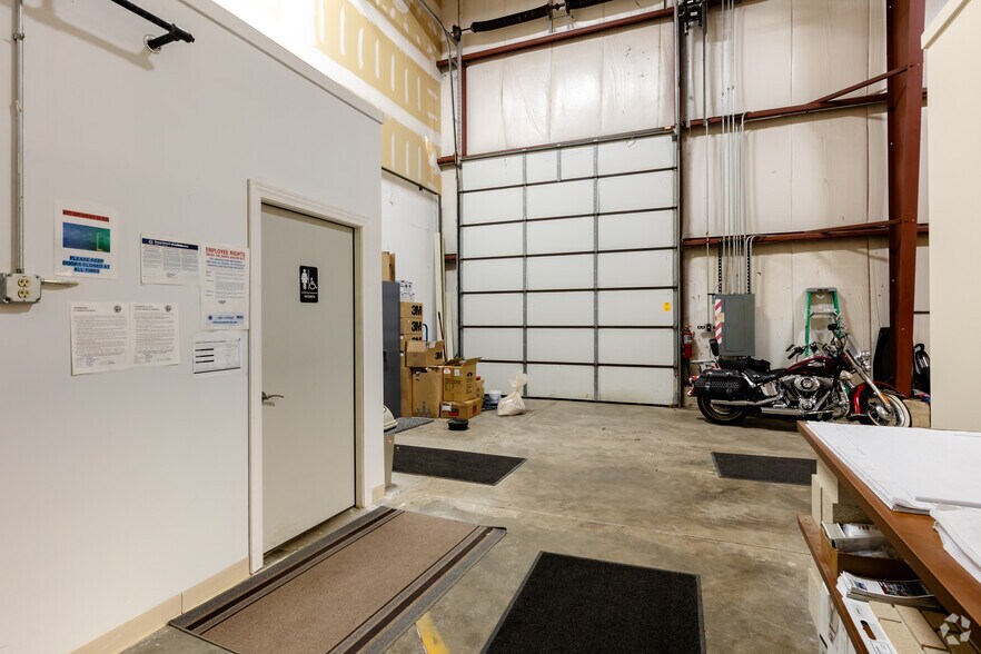 More Photos Of 8550 Ridgefield Rd, Crystal Lake Warehouse For Lease