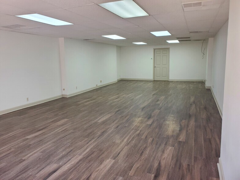 More Photos Of 138 N B B King Blvd, Memphis Office For Sale