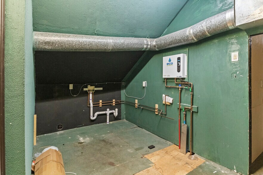 More Photos Of 99 Jericho Tpke, Mineola Freestanding For Sale