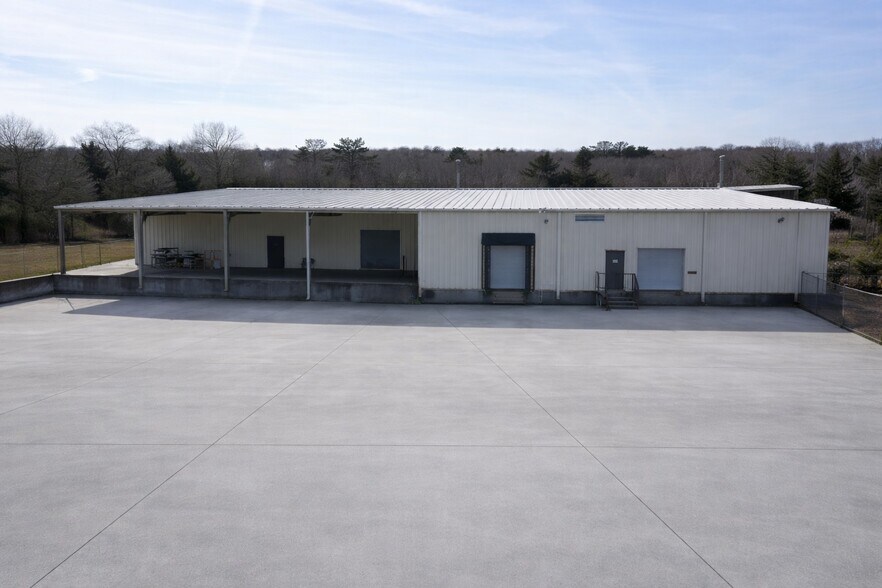 More Photos Of 238 Industrial Park Dr, Monticello Distribution For Sale