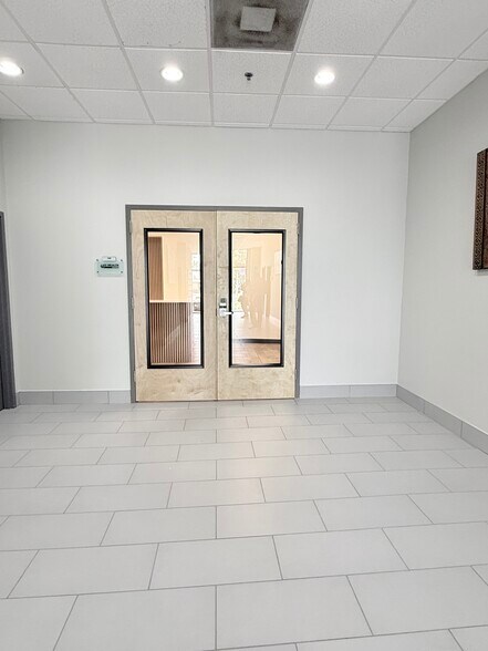 More Photos Of 5402 W Laurel St, Tampa Loft Creative Space For Sale