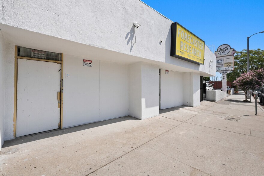 More Photos Of 19621-19623 1/2 Ventura Blvd, Tarzana Storefront Retail Residential For Sale