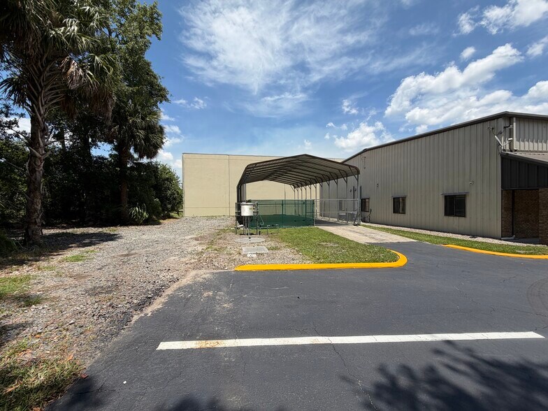 More Photos Of 5491 Benchmark Ln, Sanford Warehouse For Lease