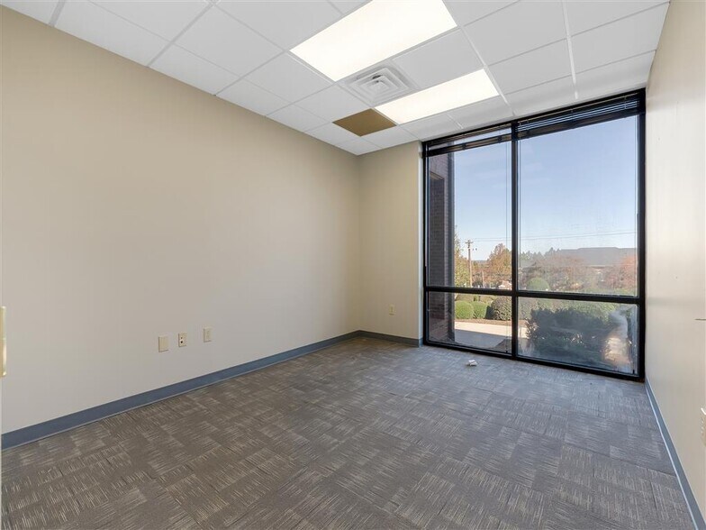 More Photos Of 330 Pelham Rd, Greenville Medical For Lease