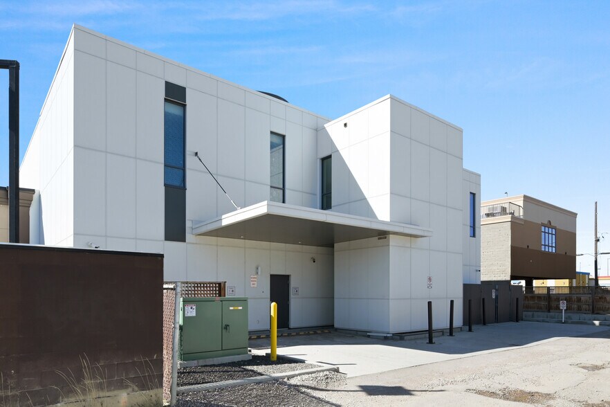 More Photos Of 4620-4624 16 Av NW, Calgary Medical For Lease