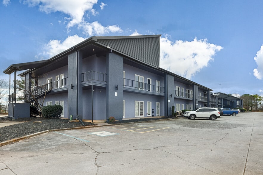 More Photos Of 190 Lime Quarry Rd, Madison Loft Creative Space For Lease